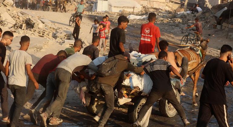 Una carreta carga los cuerpos de más de siete palestinos muertos mientras intentaban obtener comida.